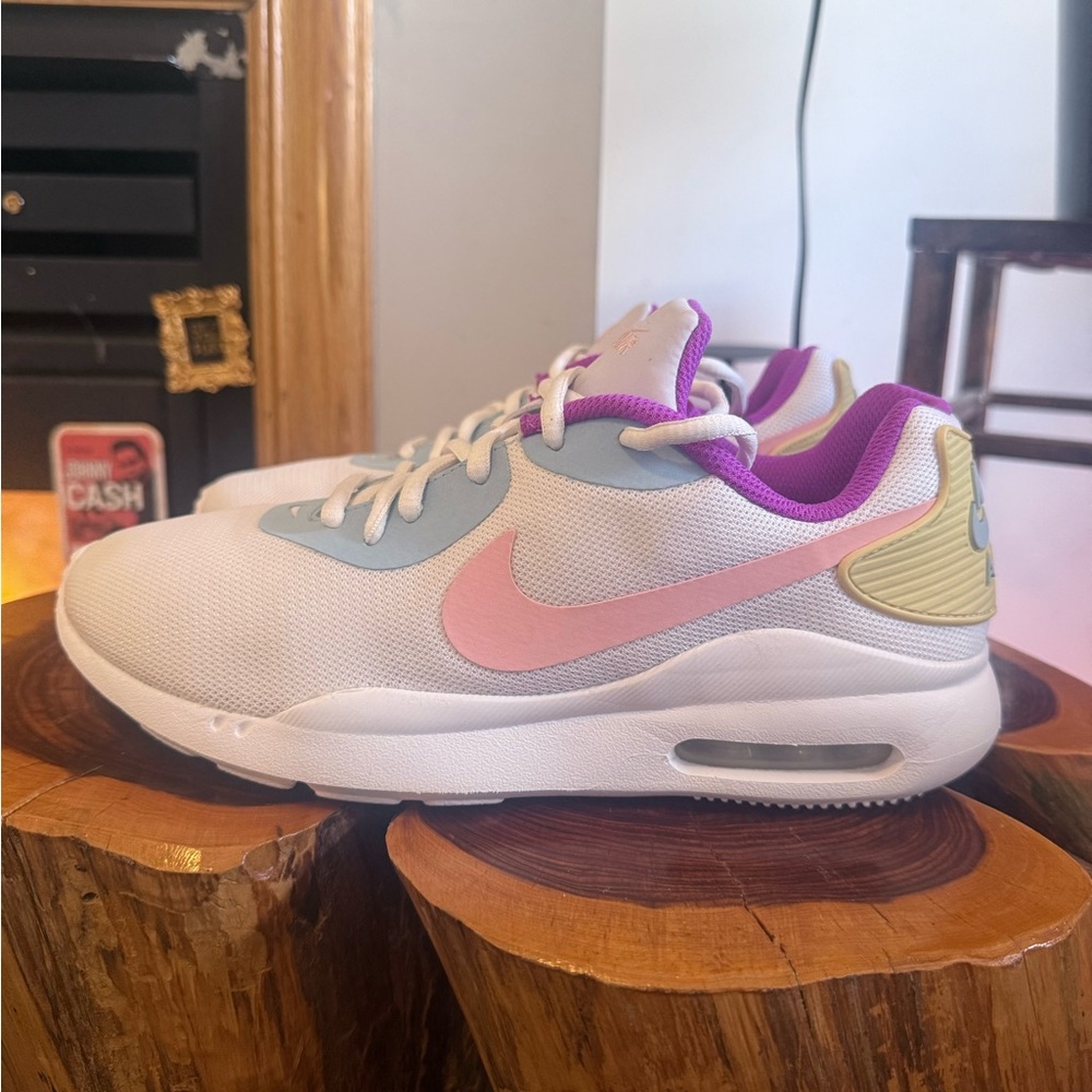 Nike Wmns Air Max Oketo size 7.5 like new! Super lightweight and comfy!!